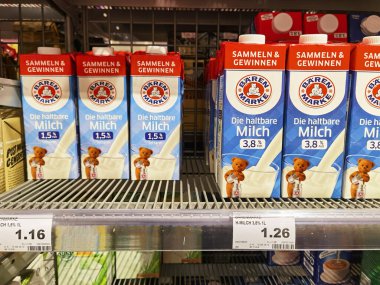 Berlin, Almanya - 1 Aralık 2020: Süpermarkette farklı süt içeceği bulunan bir rafa bakın.