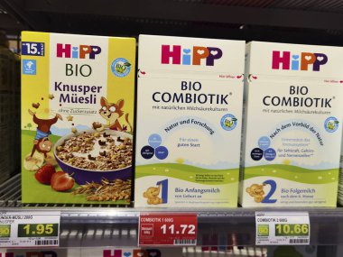 Berlin, Almanya - 1 Aralık 2020: Süpermarkette farklı yiyeceklerin olduğu bir rafa bakın.