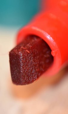 Kalıcı bir kalemin kırmızı keçeli kalemine yakın görünüm 