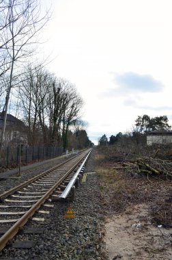 Berlin ile Almanya 'nın Dresden kenti arasındaki demiryolu hattının genişletilmesine hazırlık olarak Güney Berlin' deki bitki örtüsünün kaldırılması - Demiryolu yakınlarında uyarı işareti - Çeviri: