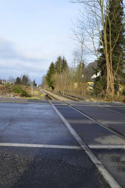 Berlin ile Almanya 'nın Dresden kenti arasındaki demiryolu hattının genişletilmesine hazırlık olarak Güney Berlin' deki bitki örtüsünün kaldırılması - Demiryolu yakınlarında uyarı işareti - Çeviri: