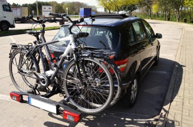 Berlin ile Hamburg, Almanya arasında 24 numaralı otoyol piknik alanında bisiklet taşıyıcısı ve iki pedal taşıyan otomobil - 04 / 20 / 2016
