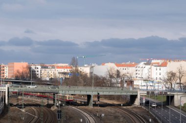 Berlin, Almanya - 02 / 04 / 2018 - Apartman bloklarının önündeki köprülerin altından geçen otoyol ve demiryolu hatları