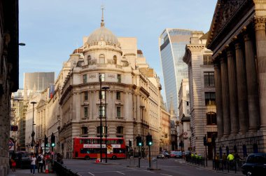 Londra 'nın Bank Underground Station yakınlarındaki banka bölgesinde Cornhill / Lombard Caddesi' nin köşesindeki trafik - Londra, İngiltere - 2015 / 08 / 01