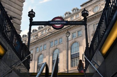 Londra 'daki tarihi bir binanın eski bir metro girişinden görüntüler - Londra, İngiltere - 08 / 02 / 2015