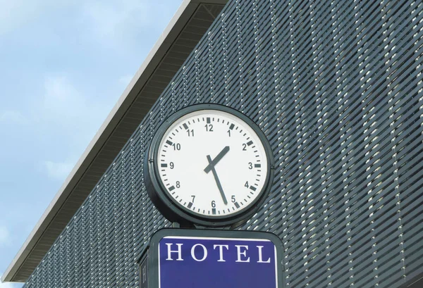 Reloj Clásico Centro Berlín Frente Una Moderna Fachada Metálica — Foto de Stock