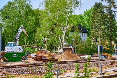 Berlin, Almanya - 28 Nisan 2020: Güney Berlin 'de bir demiryolu hattındaki bir inşaat alanında kazıcı.