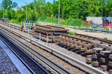 Berlin, Almanya - 1 Haziran 2020: Güney Berlin 'deki bir demiryolu hattında eski ahşap pabuçlar ve raylar yığını.