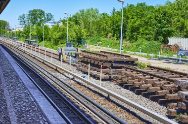 Berlin, Almanya - 1 Haziran 2020: Güney Berlin 'deki bir demiryolu hattında eski ahşap pabuçlar ve raylar yığını.
