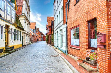 Lauenburg, Almanya - 23 Nisan 2016: Yarım keresteli evlere sahip tarihi kaldırım taşı sokağı.