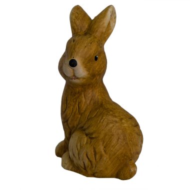 Beyaz arka planda seramiklerden yapılmış şirin kahverengi Paskalya tavşanı.