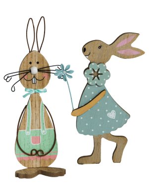 Beyaz arka planda boyalı dekorasyonu ve tel parçaları olan iki tahta Paskalya tavşanı.