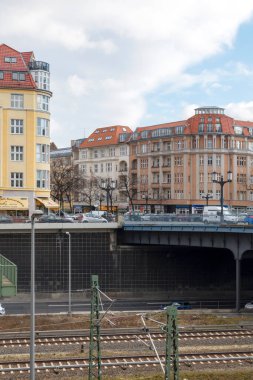 Berlin, Almanya - 02 / 04 / 2018 - Apartman bloklarının önündeki köprülerin altından geçen otoyol ve demiryolu hatları