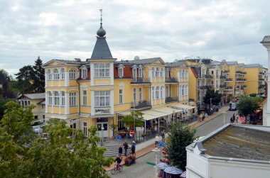 Şiddetli bir yağmur fırtınasından önce Baltık Denizi 'ndeki Bansin, Almanya' nın küçük bir kasabasının spa stilinden alıntılar - 08 / 22 / 2017
