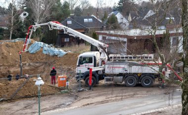 Berlin, Almanya - 03 / 09 / 2018 - bir evin bodrum katında çalışan işçilerle mobil beton pompa