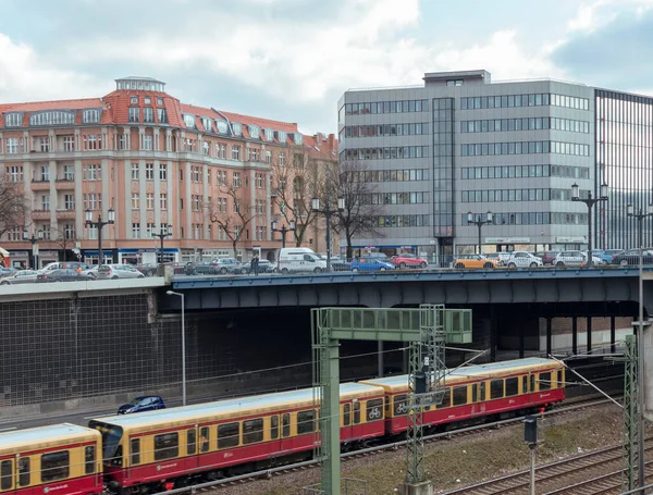 Dálnice Železniční Tratě Vedoucí Pod Mosty Před Bytovými Domy Berlín — Stock fotografie