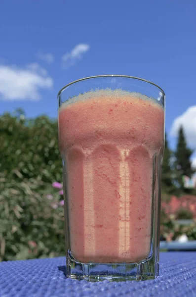 Ízletes Smoothie Különböző Ízletes Gyümölcsökkel Frissítőért Ami Egy Asztalnál Áll — Stock Fotó