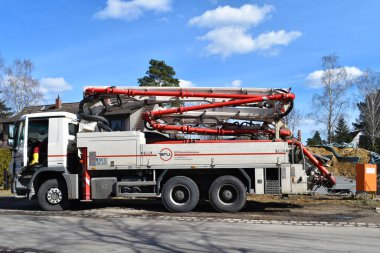Berlin, Almanya - 03 / 21 / 2018 'de bir iş yerinin zemin katındaki mobil beton pompa.