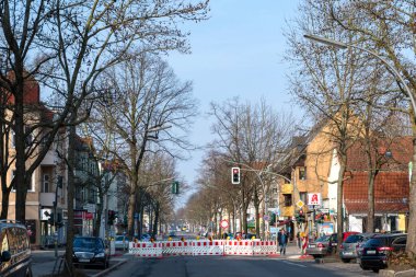 Berlin, Almanya - 25 Mart 2018: Berlin-Lichtenrade 'da ağaçlarla kaplı kırsal alışveriş caddesi, bir inşaat sahası nedeniyle ortasında kalan