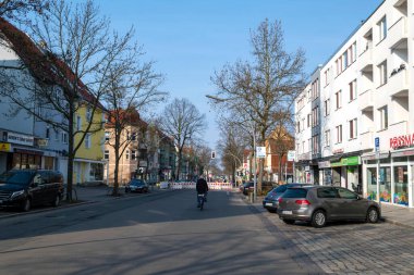 Berlin, Almanya - 25 Mart 2018: Berlin-Lichtenrade 'da ağaçlarla kaplı kırsal alışveriş caddesi, bir inşaat sahası nedeniyle ortasında kalan