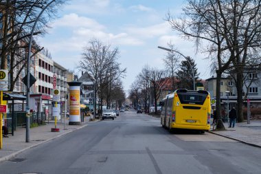 Berlin, Almanya - 02 Nisan 2018: Kırsal bir alışveriş caddesinde tipik bir Berlin otobüsünün kuyruğu