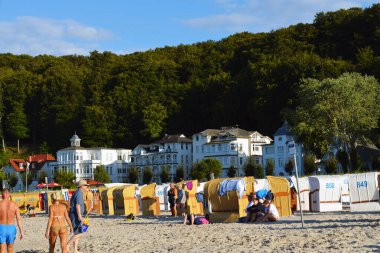 Ruegen, Almanya 'da Binz - 19 Ağustos 2016: Kum, güneş, plaj sandalyeleri ve mavi gökyüzü ile Sahil hayatı