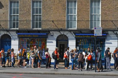 Londra, İngiltere - 2 Ağustos 2015: Bakerstreet 'teki Beatles mağazasının önündeki kaldırımda kuyruk