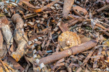 Paslı metal atığı bir yığın halinde duruyor.