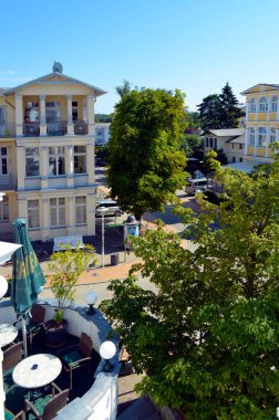 Bansin, Almanya - 15 Ağustos 2017: Güneşli bir günde Bansin, Baltık Denizi 'ndeki küçük bir kasabanın spa tarzından etkilenme