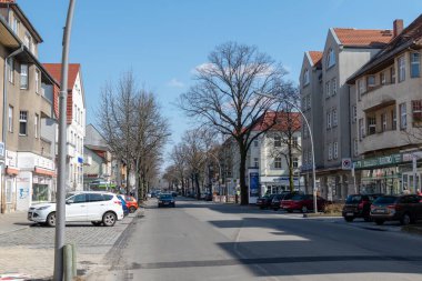 Berlin, Almanya - 02 Nisan 2018: Mavi gökyüzünün altında Berlin 'de tipik bir kırsal alışveriş caddesi