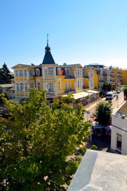 Bansin, Almanya - 15 Ağustos 2017: Güneşli bir günde Bansin, Baltık Denizi 'ndeki küçük bir kasabanın spa tarzından etkilenme