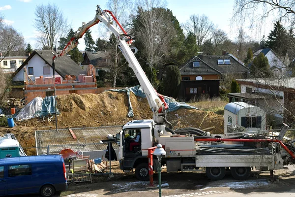 Berlin, Almanya - 03 / 21 / 2018 'de bir iş yerinin zemin katındaki mobil beton pompa.