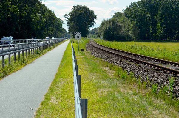 Cykelväg Mellan Motorväg Och Järnvägsspår Östersjöön Usedom Tyskland — Stockfoto