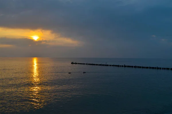 Blaues Und Orangefarbenes Licht Während Eines Sonnenaufgangs Über Der Ostsee — Stockfoto