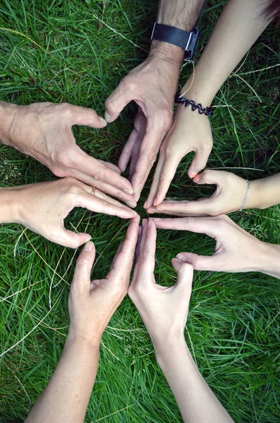 Trevo Quatro Folhas Moldado Por Oito Mãos Quatro Pessoas Como — Fotografia de Stock