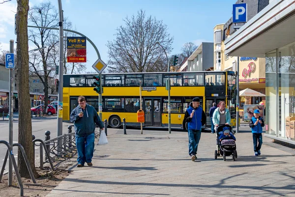 Berlín Alemania Abril 2018 Escena Callejera Con Peatones Autobús Típico — Foto de Stock