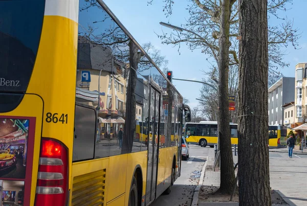 Berlín Alemania Abril 2018 Dos Autobuses Típicos Berlín Una Calle — Foto de Stock