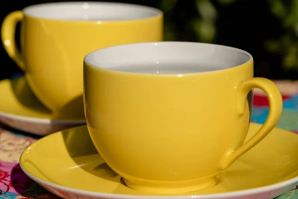 Two Yellow Ceramic Cups Garden Table Sun — Stock Photo, Image