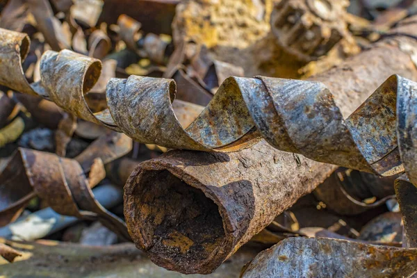 Paslı Metal Atığı Bir Yığın Halinde Duruyor — Stok fotoğraf