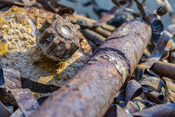 Paslı Metal Atığı Bir Yığın Halinde Duruyor — Stok fotoğraf