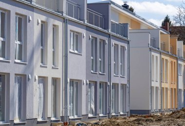Berlin-Lichtenrade 'da neredeyse tamamlanmış modern sıra evlere sahip inşaat sahası