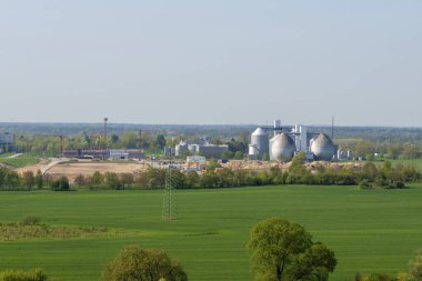 Wassmannsdorf, Almanya - 20 Nisan 2018: Berlin 'deki bir tepeden Brandenburg' daki bir kanalizasyon arıtma tesisinin inşaat alanına