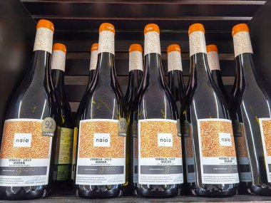 Berlin, Almanya - 29 Aralık 2020: Bir süpermarkette farklı alkollü içecek şişelerinin bulunduğu bir rafa bakın.