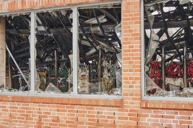 Berlin, Almanya - 1 Ocak 2021: Yılbaşı gecesi yanıp kül olan bir süpermarketin detayları.