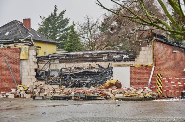 Berlin, Almanya - 1 Ocak 2021: Yılbaşı gecesi yanıp kül olan bir süpermarketin detayları.