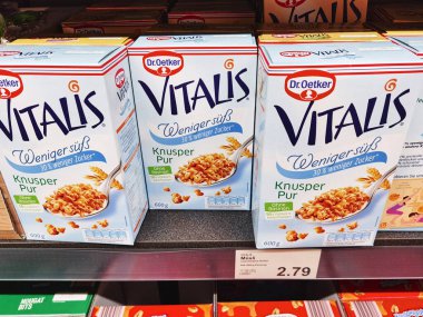 Berlin, Almanya - 5 Ocak 2021: Süpermarkette farklı müsli paketlerinin bulunduğu bir rafa bakın.