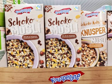 Berlin, Almanya - 5 Ocak 2021: Süpermarkette farklı müsli paketlerinin bulunduğu bir rafa bakın.