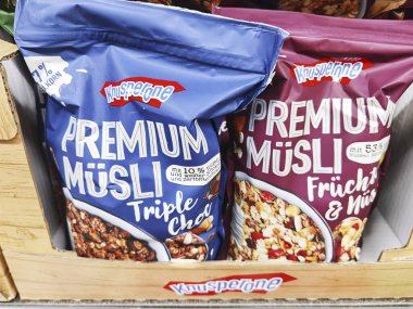 Berlin, Almanya - 5 Ocak 2021: Süpermarkette farklı müsli paketlerinin bulunduğu bir rafa bakın.