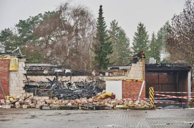 Berlin, Almanya - 1 Ocak 2021: Yılbaşı gecesi yanıp kül olan bir süpermarketin detayları.