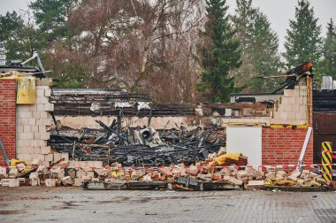 Berlin, Almanya - 1 Ocak 2021: Yılbaşı gecesi yanıp kül olan bir süpermarketin detayları.